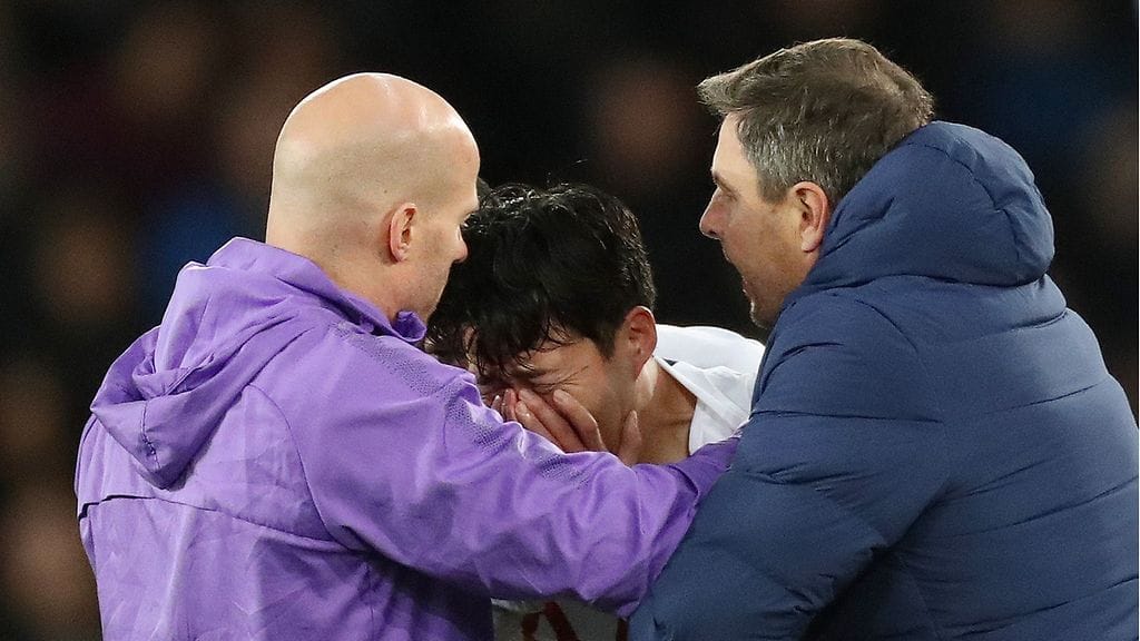 Son itki lohduttomasti nähtyään taklauksensa seuraukset.