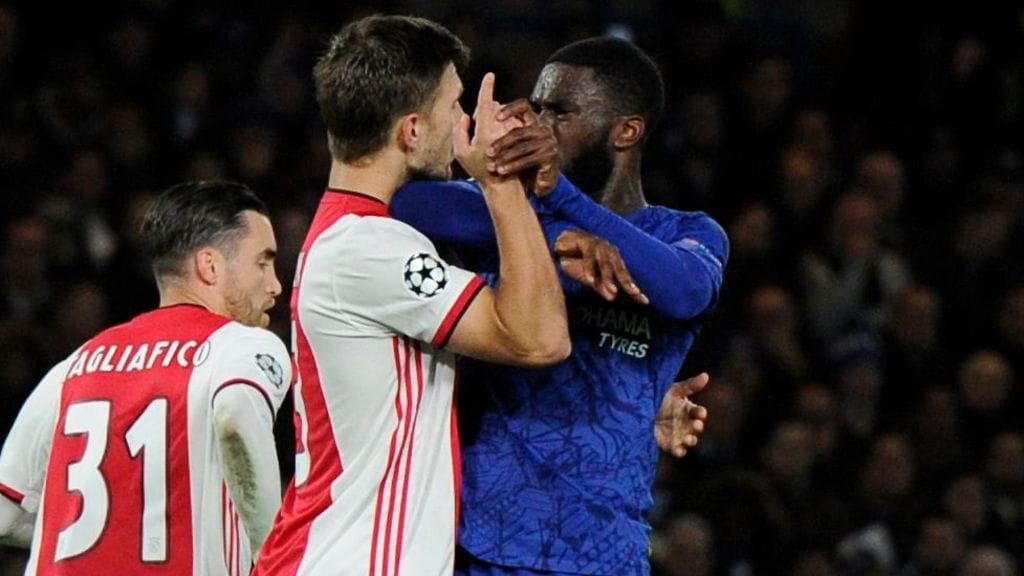 Ajaxin ja Chelsean välisessä ottelussa tunteet kuumenivat.