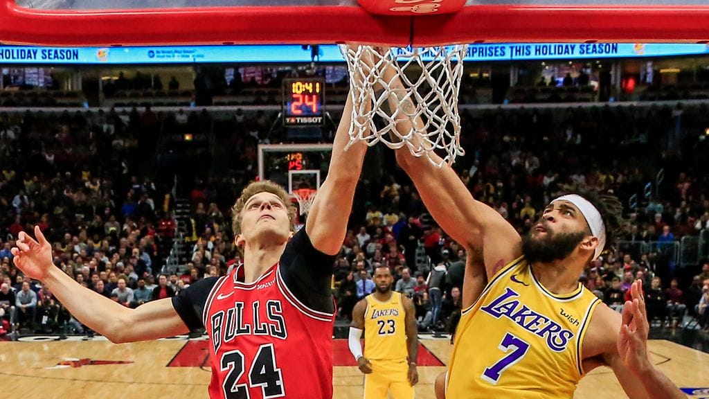 Lauri Markkanen taistelussa pallosta Los Angeles Lakersin JaVale McGeen kanssa.