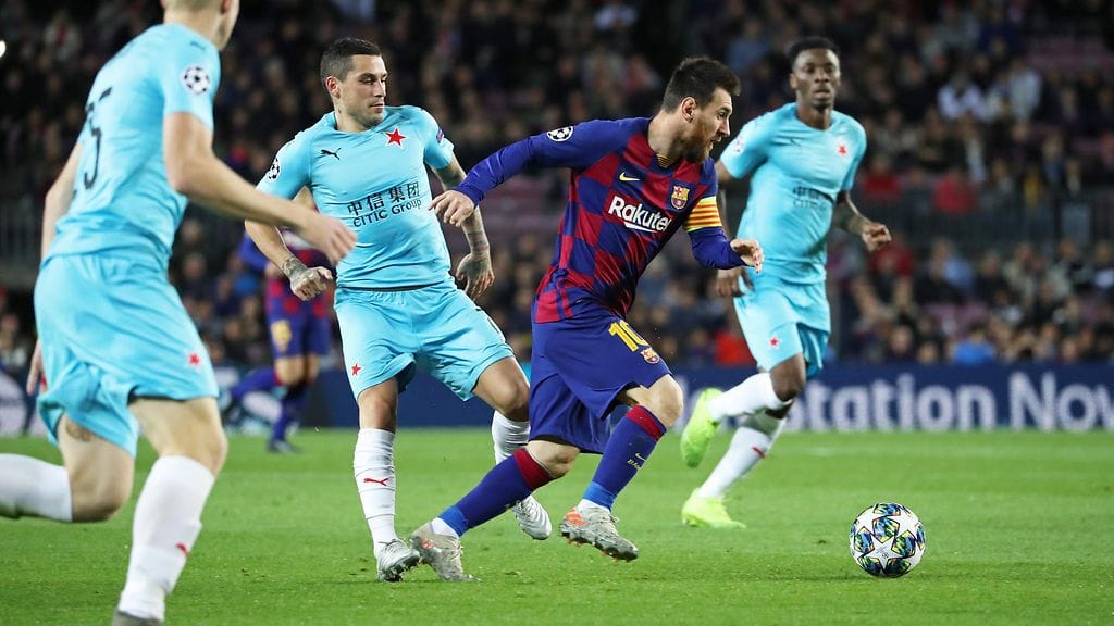 Lionel Messi yritti ohittaa kolme vastustajaa.