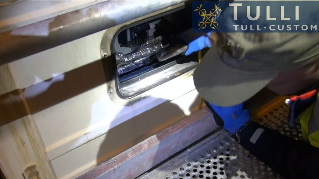 Kokaiinipaketit oli kätketty kylmäkontin koneistoon.