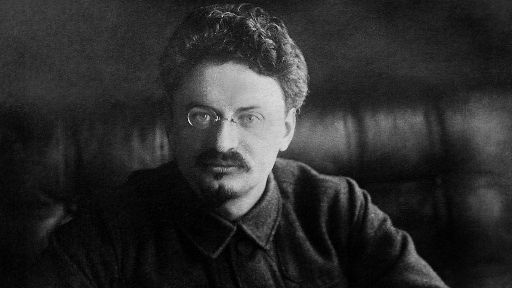 Lev Trotski jäi Stalinin ja hänen tukijoiden hampaisiin ja lopulta kuoli Stalinin vaikutuksesta.