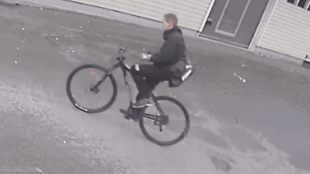 Tummiin pukeutunut mies pakeni paikalta polkupyörällä.