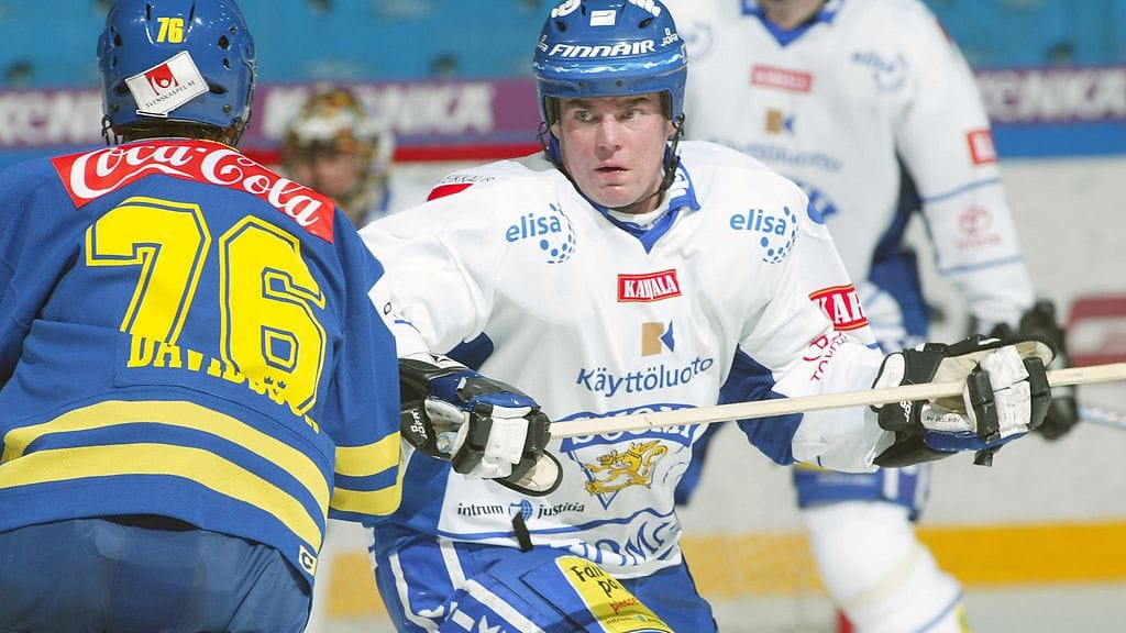 Raimo Helminen maaottelussa Ruotsia vastaan vuonna 2003.