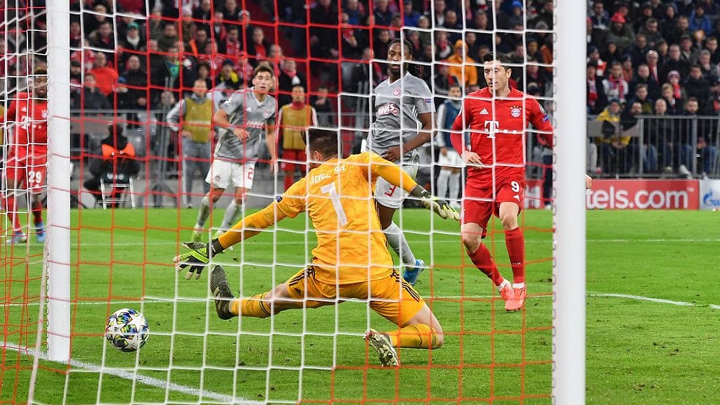 Robert Lewandowski teki Mestarien liiga -kauden kuudennen maalinsa komealla ohjauksella.