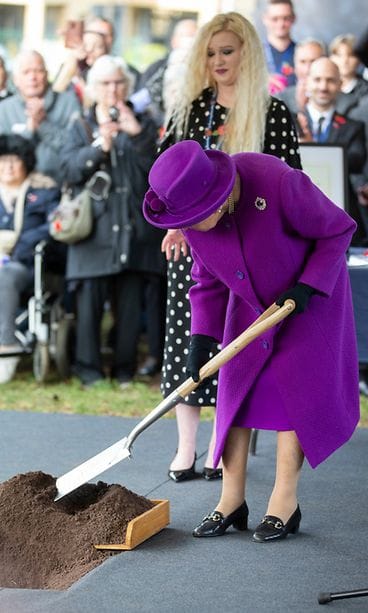 kuningatar Elisabet lapiohommissa (2)