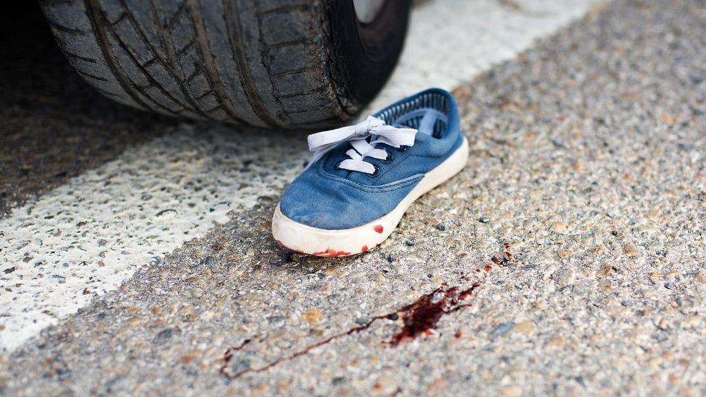 3-vuotias lapsi jäi auton alle ja kuoli. Kuvituskuva.