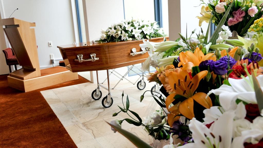 Moni haluaa oman kuolemansa teeskentelemisen kautta parantaa elämäänsä, kertoo Reuters.