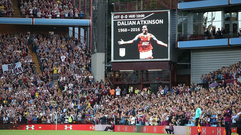 Dalian Atkinsonia muistettiin Aston Villan ottelussa Huddersfieldiä vastaan.