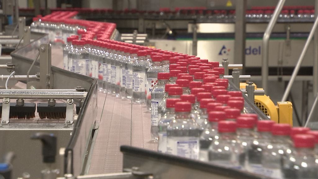 Panimo- ja virvoitusjuomateollisuusliiton mukaan suomalaiset juomien valmistajat joutuvat uusimaan pullotuslinjastonsa EU:n muovidirektiivin takia.