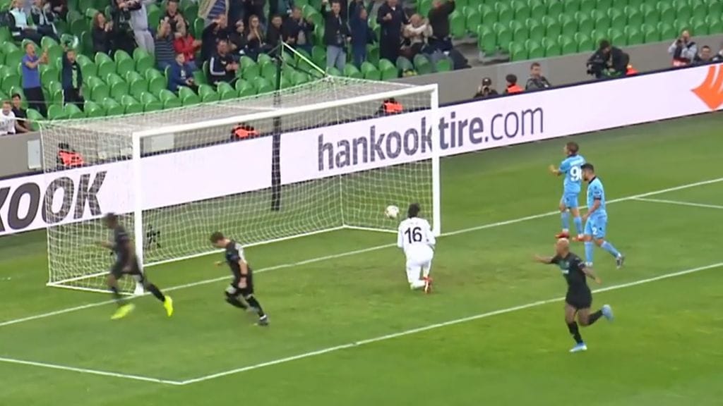 Trabzonsporin Serkan Asan teki oman maalin.