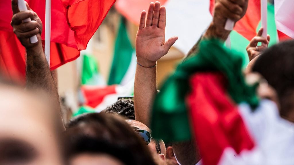 Oikeistolaisia mielenosoittajia vastusti uutta koalitiohallitusta Roomassa, Italiassa, syyskuussa.