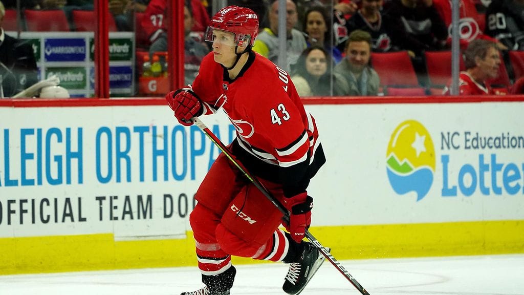 Eetu Luostarinen NHL-debyytissään.