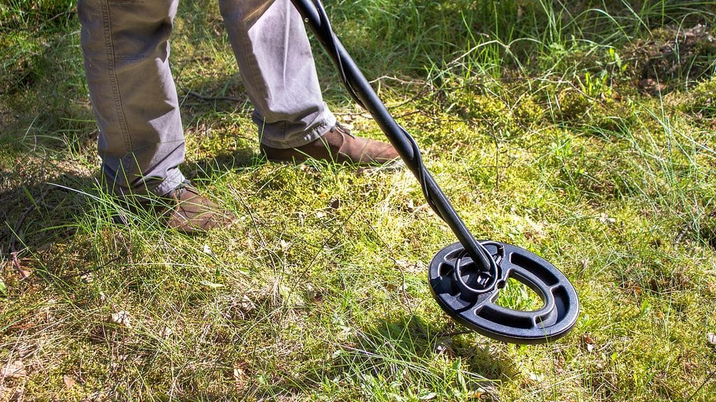 Kadonnutta vihkisormusta metallinpaljastimen avulla etsineet miehet löysivät maasta 100 000 punnan arvosta 500 vuotta vanhoja kultakolikoita.