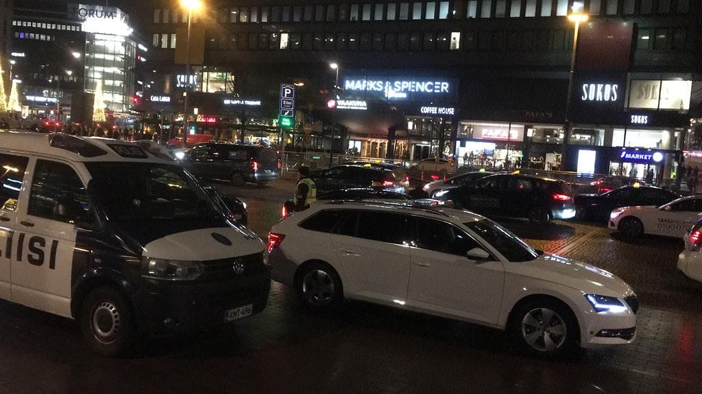 Poliisi ratsasi takseja näyttävästi Helsingin Rautatieasemalla eilen illalla.