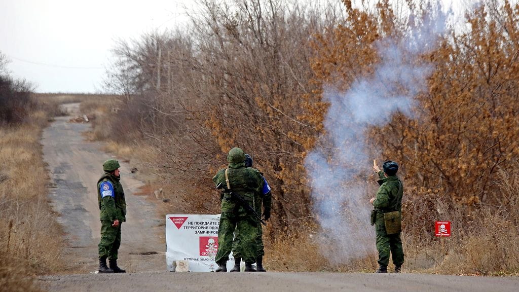 Osapuolien yhteisesti muodostaman Joint Centre for Control and Coordination -yksikön (JCCC) joukkoja Petrivsken kylässä aikaisemmin tällä viikolla.
