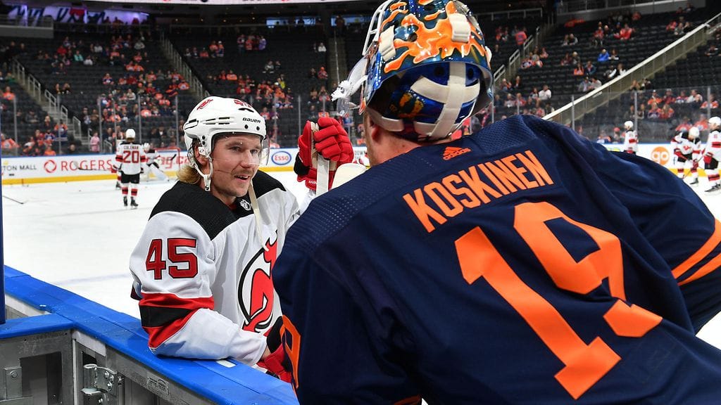 Maanmiehet Sami Vatanen ja Mikko Koskinen vaihtavat kuulumisia ennen New Jerseyn ja Edmontonin välistä NHL-ottelua.