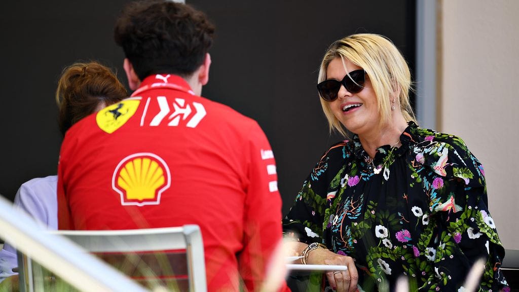 Corinna Schumacher vieraili alkuvuodesta Bahrainin F1-kisaviikonlopussa. Hän istui muun muassa Ferrarin tallipäällikön Mattia Binotton kanssa alas.