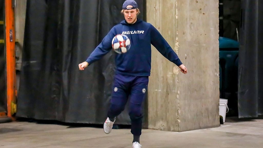 Patrik Laine esitteli jalkapallotaitojaan lämmittelyssä.