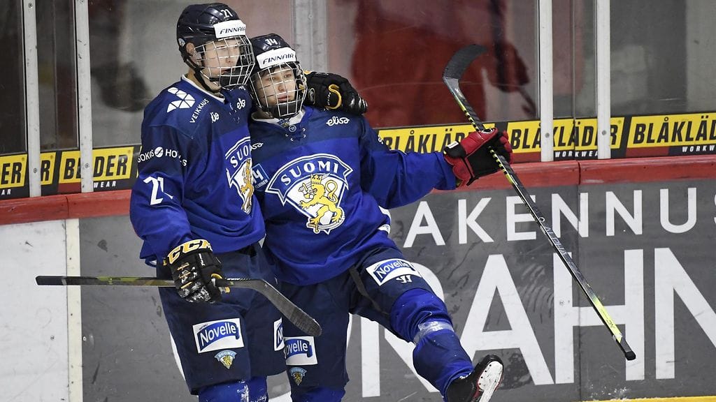 Aatu Räty (vas.) ja Roni Hirvonen tuulettivat Hirvosen 1–0-maalia Tshekkiä vastaan.