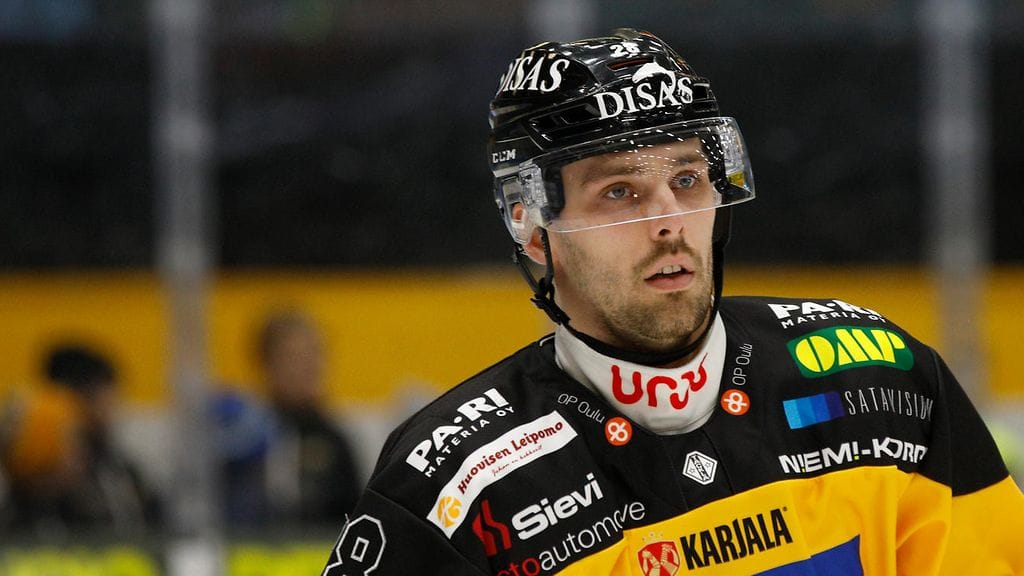 Kärppiä edustava Mikko Niemelä teki debyyttinsä Leijonat-paidassa lauantaina.