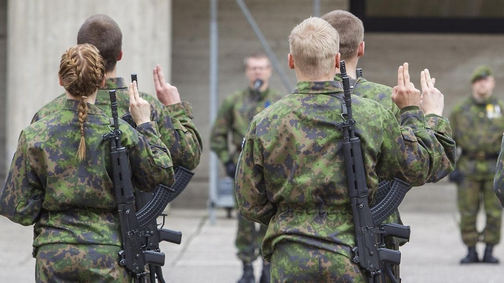 Varusmiehet antoivat sotilasvalansa Kainuun prikaatissa vuonna 2015. Kuvituskuva.