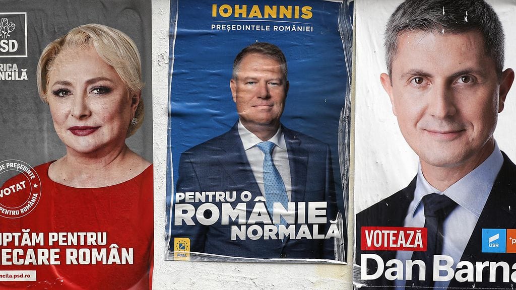 Romanian presidentinvaalien katumainoksia. Hallitseva presidentti Klaus Iohannis (keskellä) on selkeä ennakkosuosikki.
