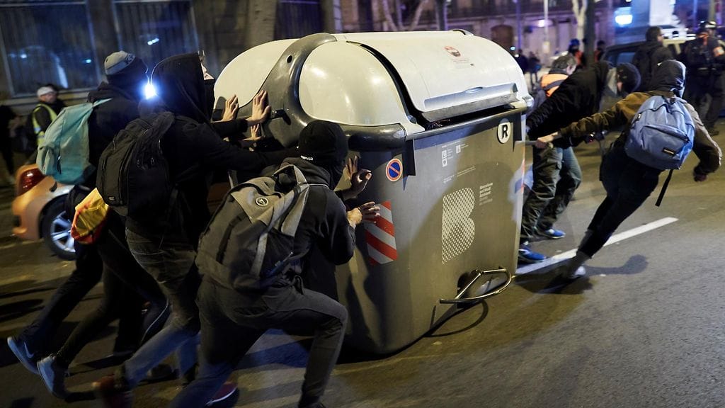 Mielenosoitukset jatkuivat Barcelonassa lauantaina ennen sunnuntain parlamenttivaaleja.