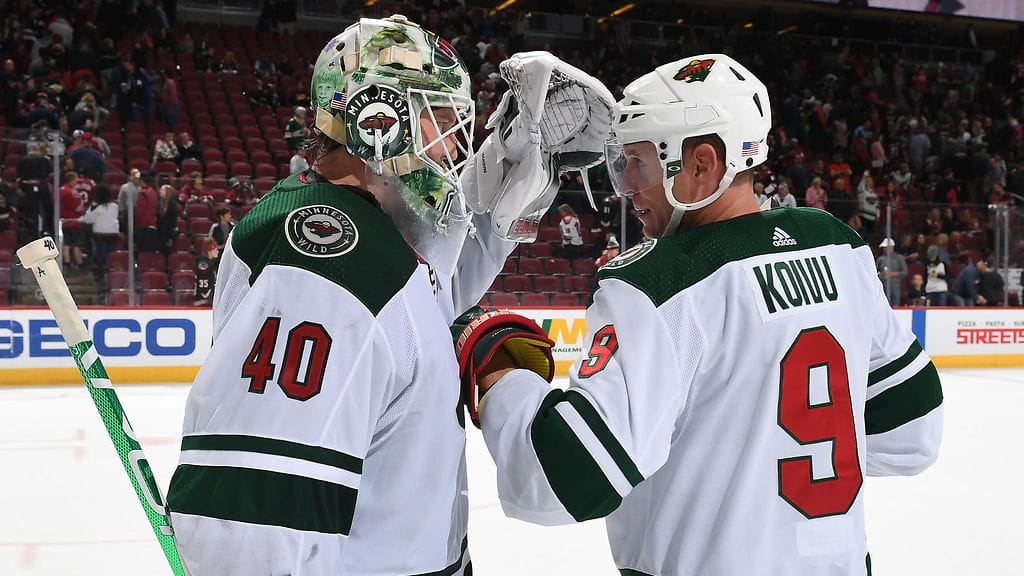 Mikko Koivu ja maalivahti Devan Dubnyk juhlivat Minnesota Wildin voittoa.