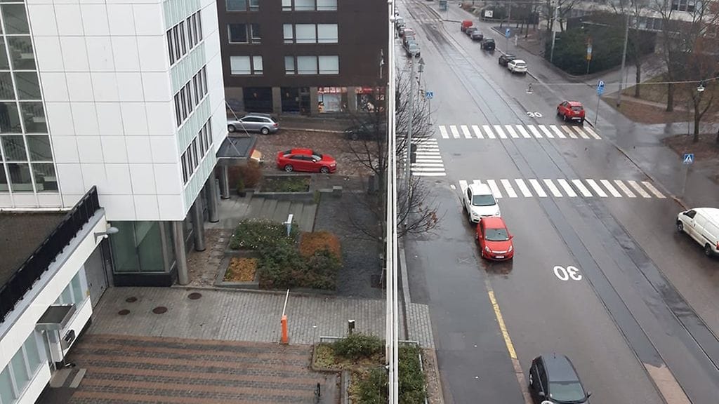 Terhin ottama kuva paljaina törröttävistä lipputangoista.