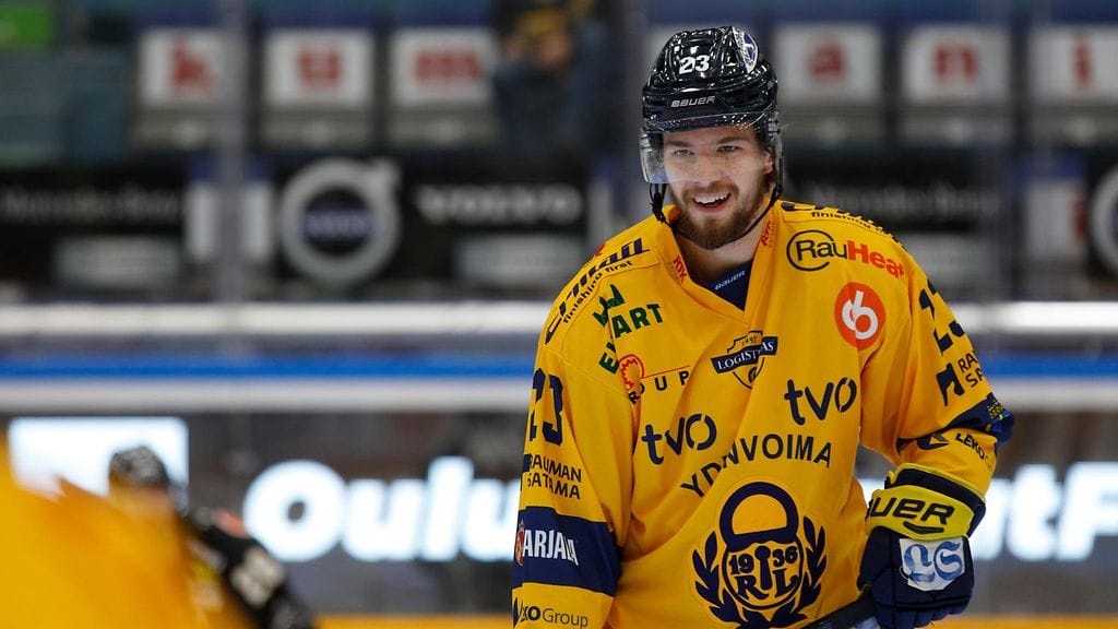 Ilves purki sopimuksen puolustaja Olli Vainion kanssa.