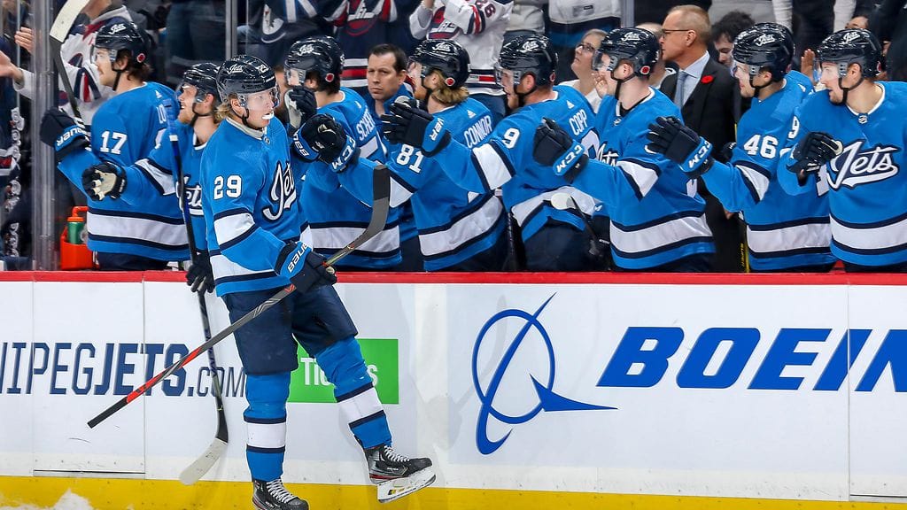 Patrik Laine pöllytti maaliverkkoja Dallas Starsia vastaan.