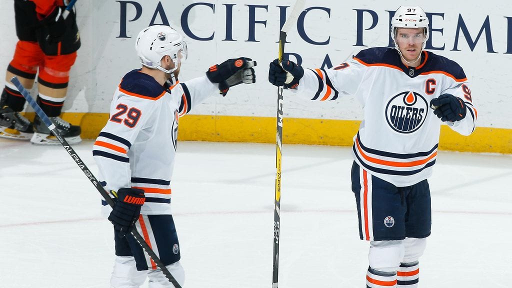 Leon Draisaitl (vas.) ja Connor McDavid dominoivat NHL:n pistepörssiä.