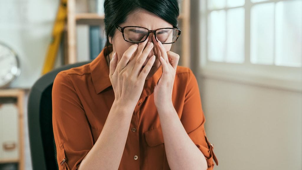 Lähteiden mukaan yritykset uskovat, että silmälasit tekevät naisesta "kylmän" oloisen. Kauneusalan yritykset vetoavat kiellon osalta siihen, että silmälasien vuoksi meikkaus ei näy kunnolla.