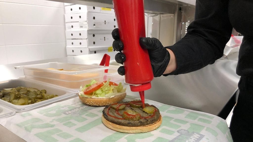 Burger King Rebel Whopper valmistus hampurilainen