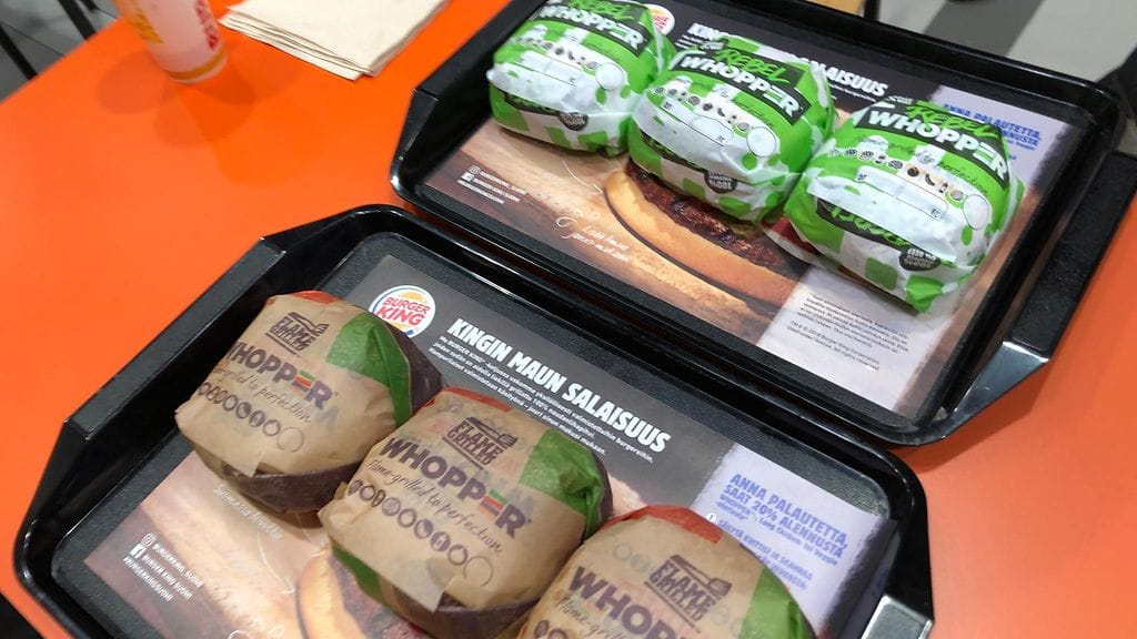 Burger King Rebel Whopper ja tavallinen hampurilainen