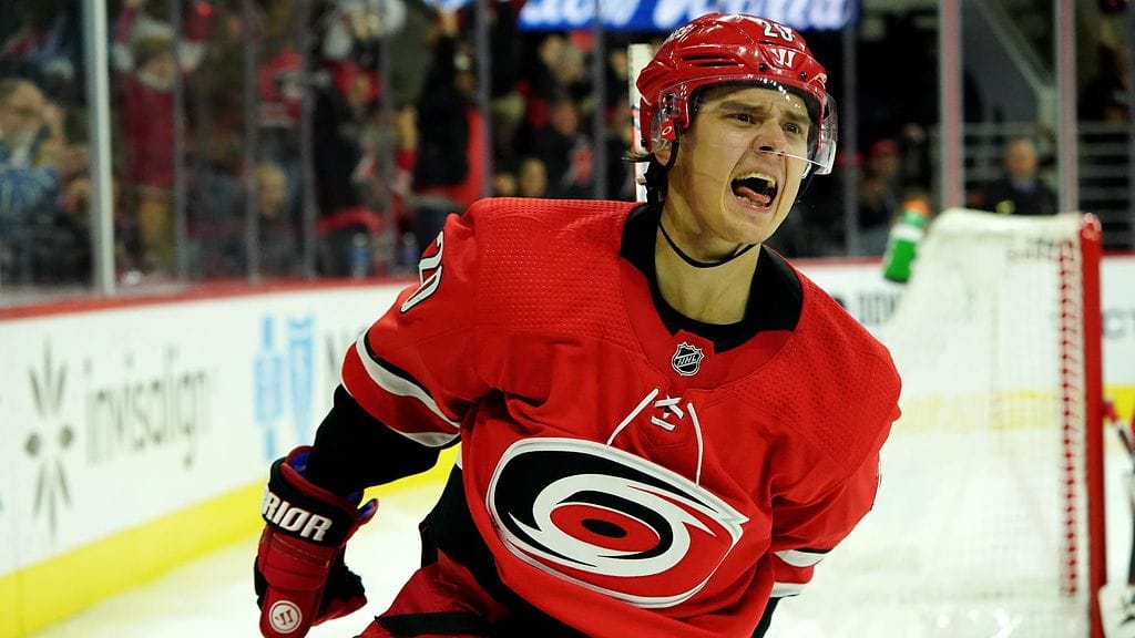 Sebastian Aho teki kaksi maalia Ottawa Senatorsia vastaan.