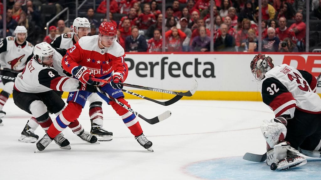 Antti Raanta oli mies paikallaan Arizona Coyotesin maalilla Washington Capitalsia vastaan.