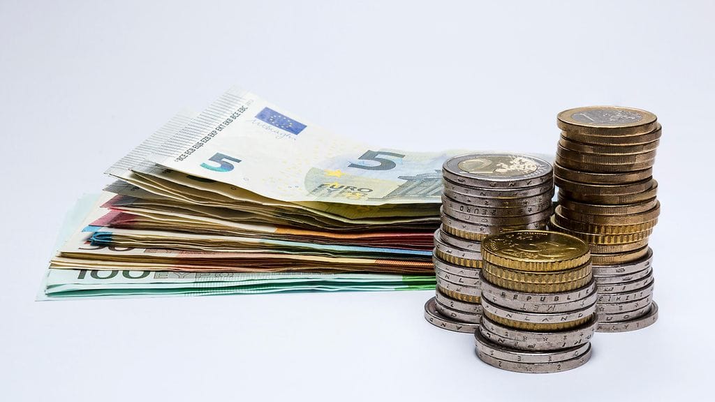 Kuvituskuva. Naiset saavat eläkettä keskimäärin viidenneksen vähemmän kuin miehet. Sukupuolten ero ansiotasossa ja perhevapaiden epätasainen jakautuminen vaikuttavat eniten naisten miehiä huonompaan eläkkeeseen.