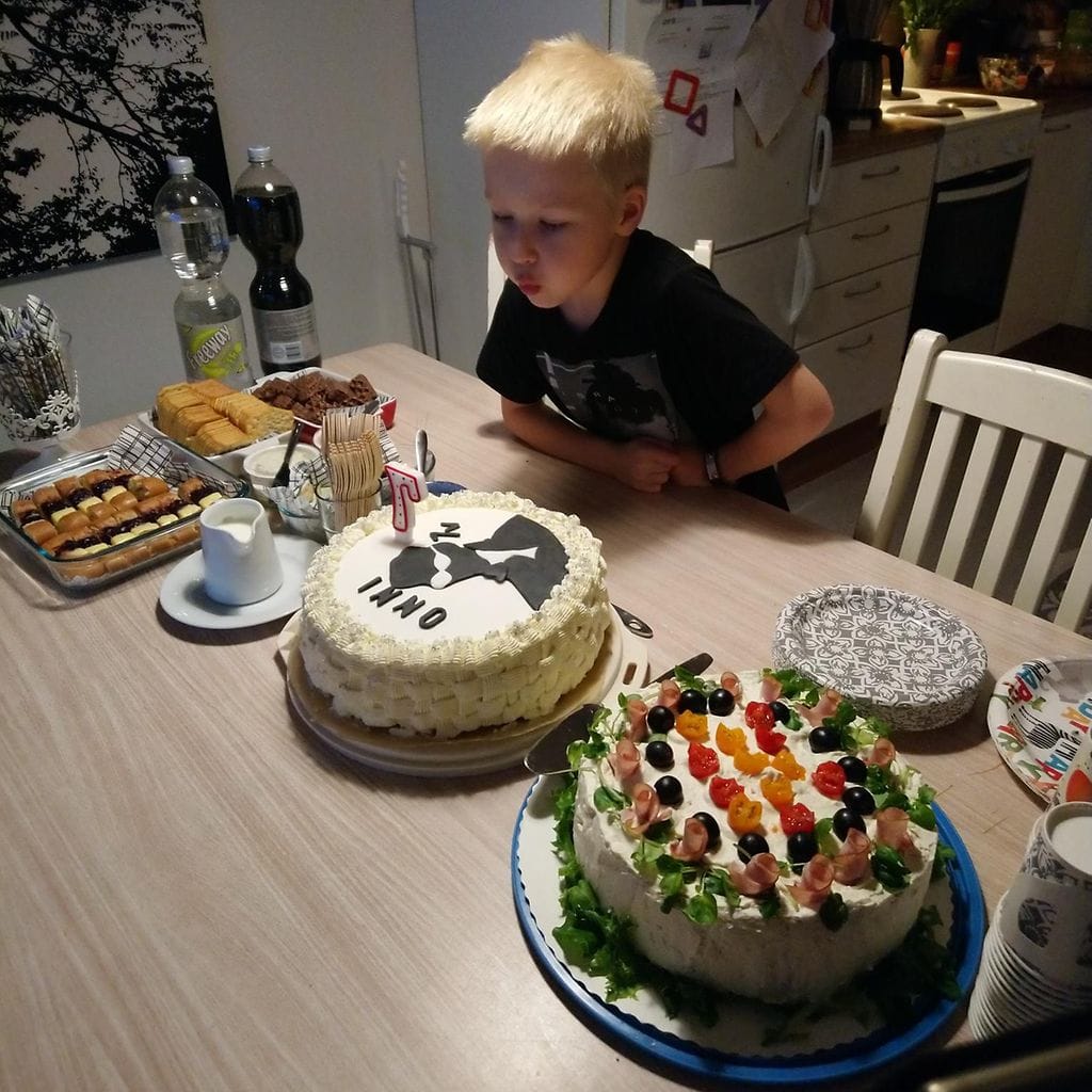 onni synttäripöydässä