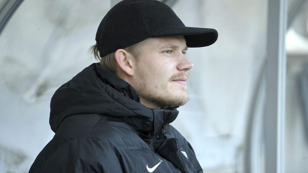 Joel Pohjanpalo seurasi Huuhkajien harjoituksia sivusta tiistaina.