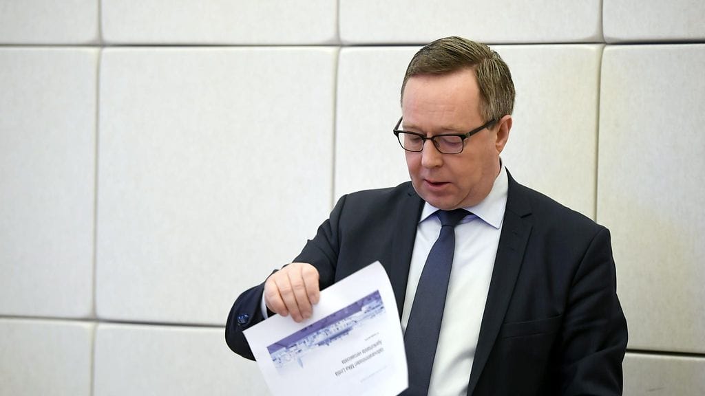 Valtiovarainministeri Mika Lintilä (kesk.) myöntää tupakkaveron tuoton pienenemisen olevan terveyspoliittisesti hyvä, mutta veropoliittisesti huono asia.
