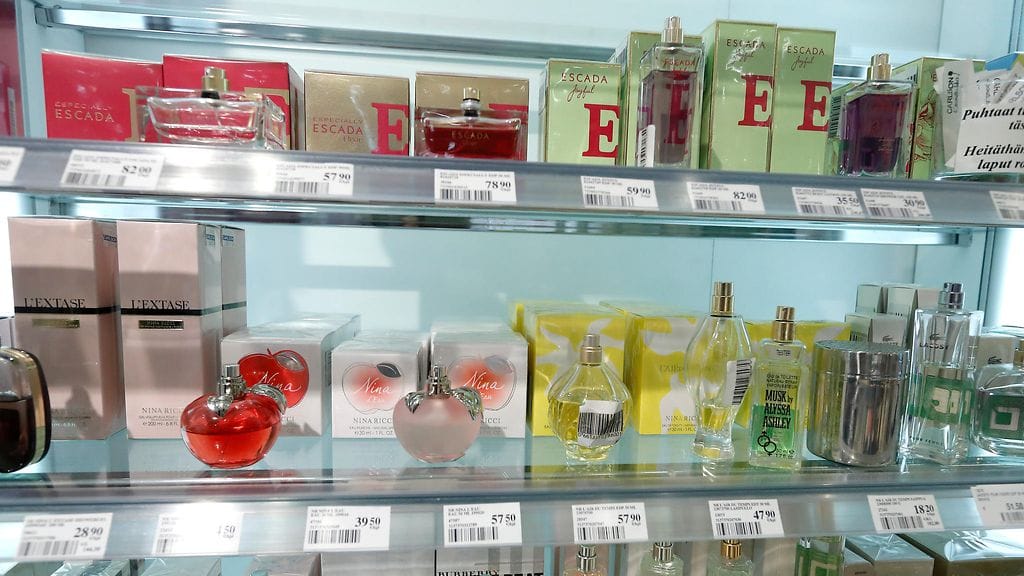 Kuvituskuva. Kolmekymppinen nainen yritti varastaa 2500 euron edestä kosmetiikkaa Vantaalla sijaitsevasta tavaratalosta.