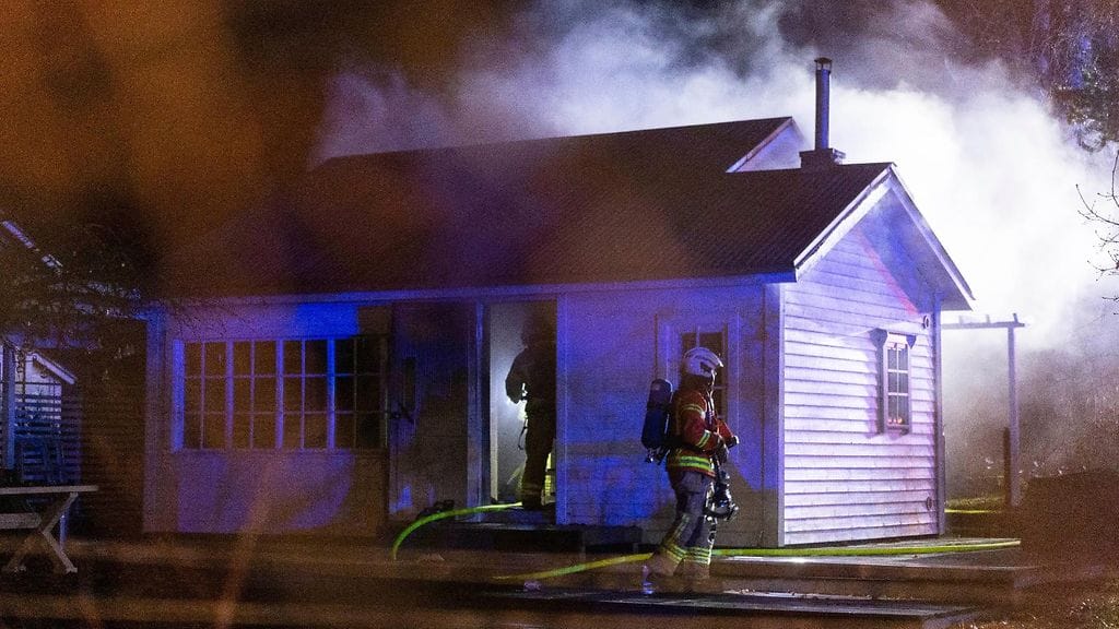 Palokunta joutui murtautumaan palavaan mökkiin. Lukijan kuva.