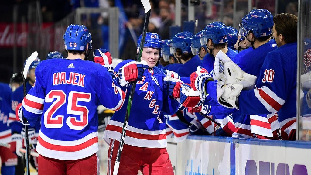 Kaapo Kakko (kuvassa keskellä, naama päin kameraa) oli New York Rangersin juhlittu hahmo yön ottelussa Pittsburgh Penguinsia vastaan.