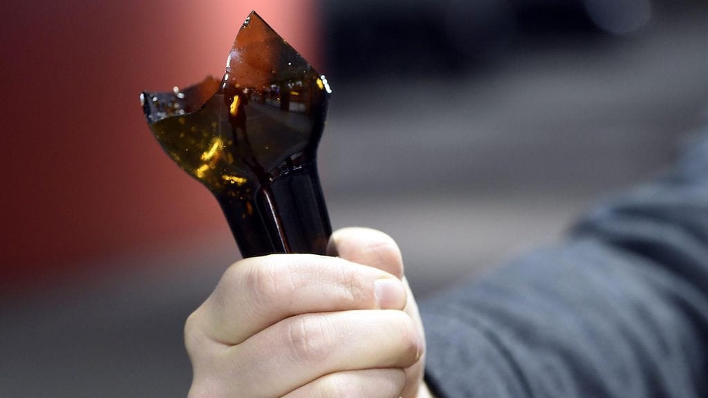 Korkein oikeus KKO kokoontuu keskiviikkona suulliseen käsittelyyn pohtimaan sitä, onko rikottu olutpullo sellainen hengenvaarallinen väline, jonka voi rinnastaa teräaseeseen.