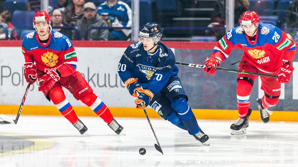 Patrik Puistola (kuvassa keskellä) hyppää lainalle Tapparasta Jukureihin.