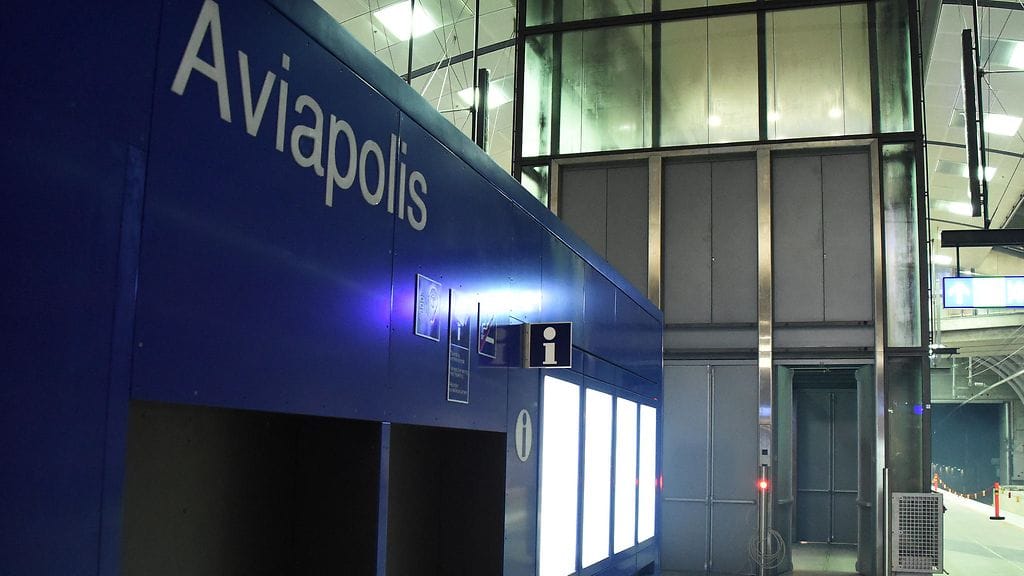 Rikos tapahtui Vantaan Aviapoliksen aseman lähistöllä metsässä. Kuvituskuva asemalta.