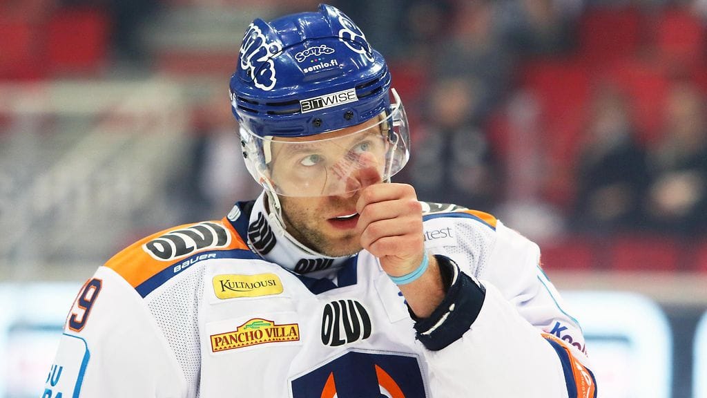 Ben Blood sai luistimen terästä kasvoihinsa tiistain CHL-ottelussa EV Zugia vastaan.