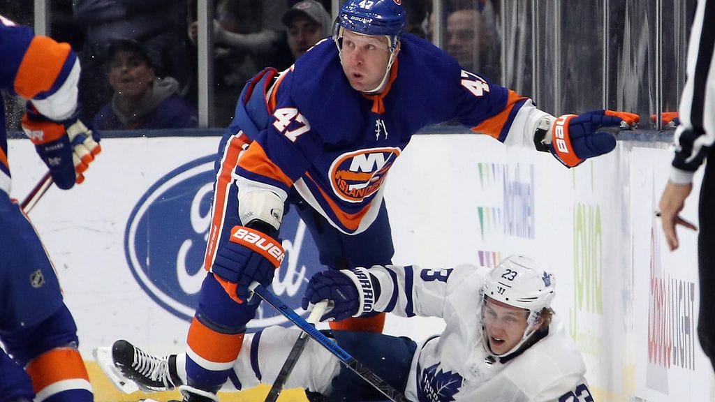 Leo Komarov mielipuuhassaan, taklaamassa vastustajaa.